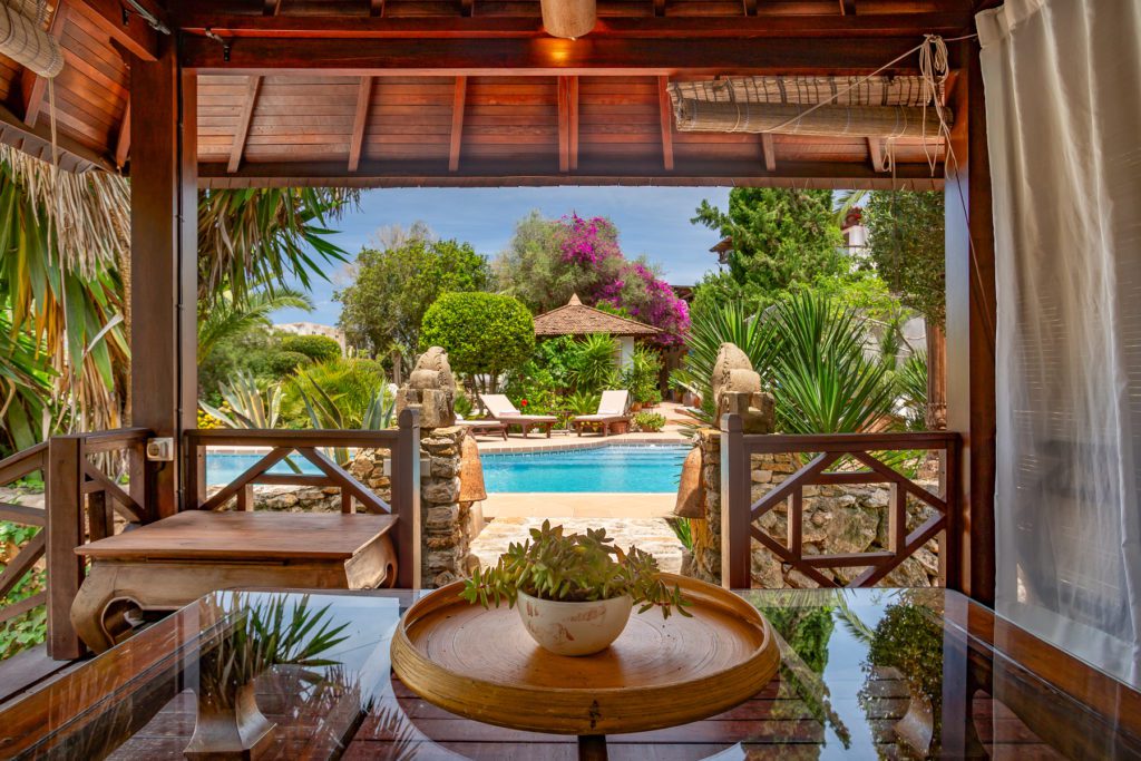 Terraza de villa rural en Ibiza con piscina y jardín
