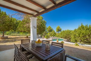 Terraza en día soleado en Villa Ses Savines de Ibiza con piscina