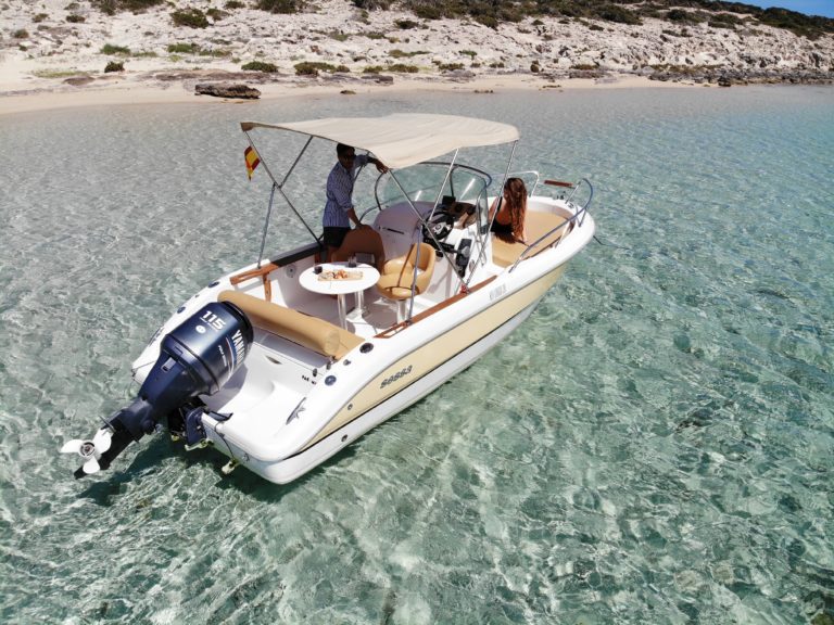 Barco en aguas cristalinas de Es Cubells Ibiza