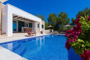 Piscina en villa de Ibiza en día soleado