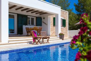 Piscina en villa de Ibiza en día soleado