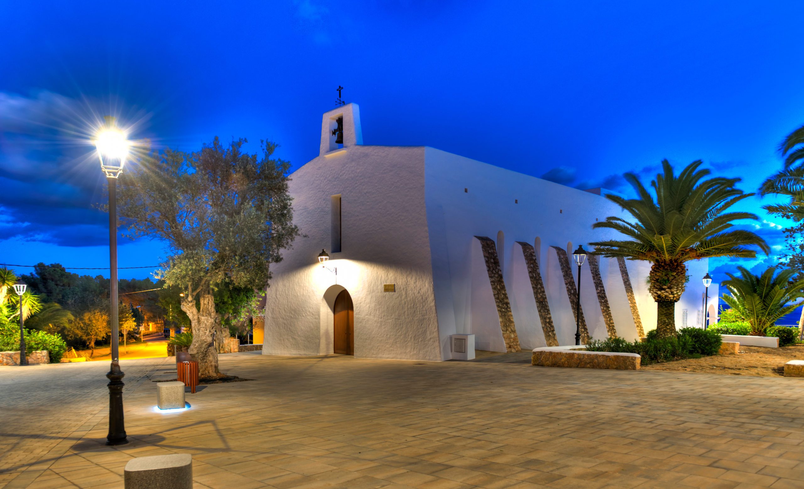 Iglesia del pueblo Es Cubells en Ibiza de noche