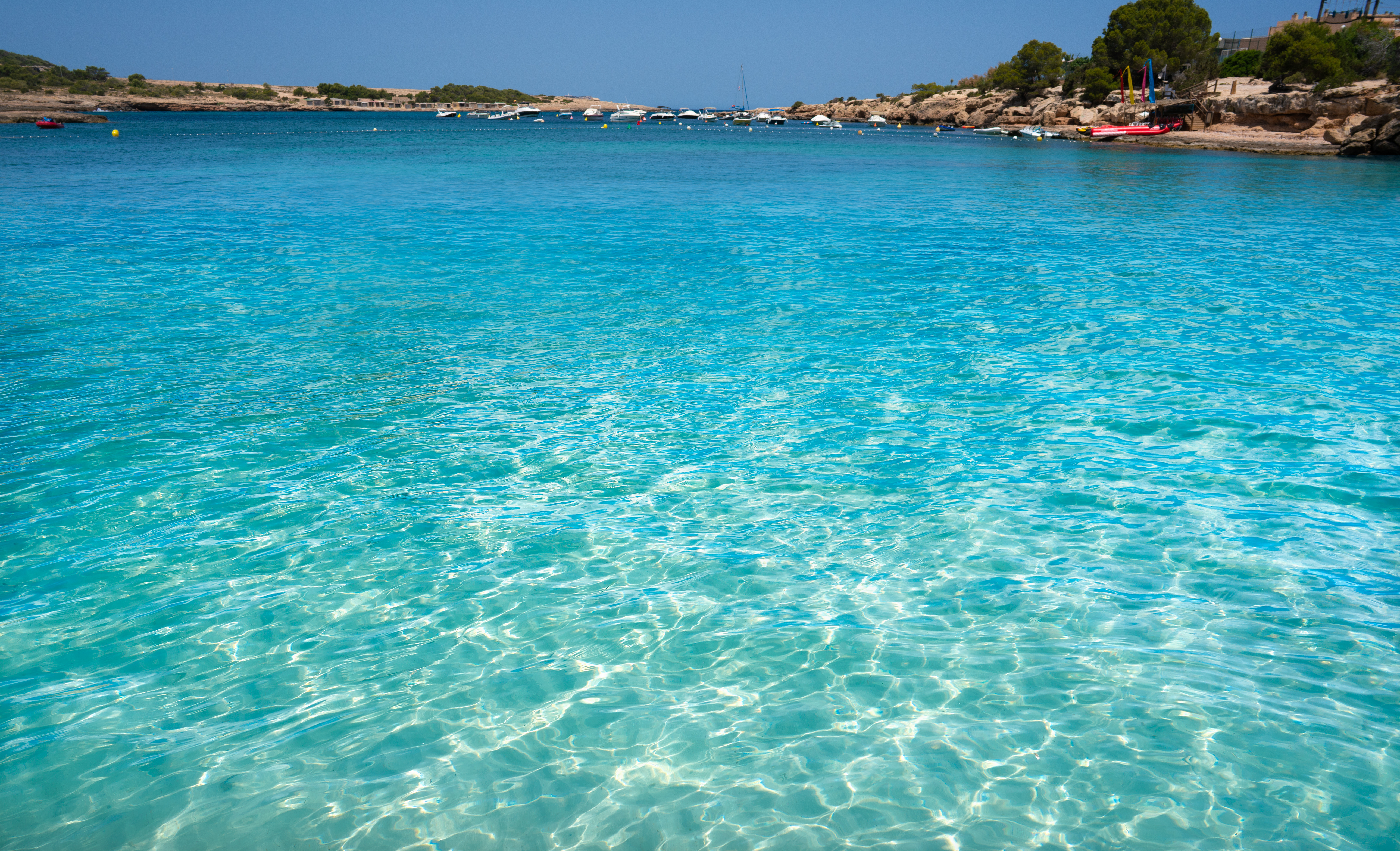 Agua cristalina en playa Port Des Torrent en Ibiza